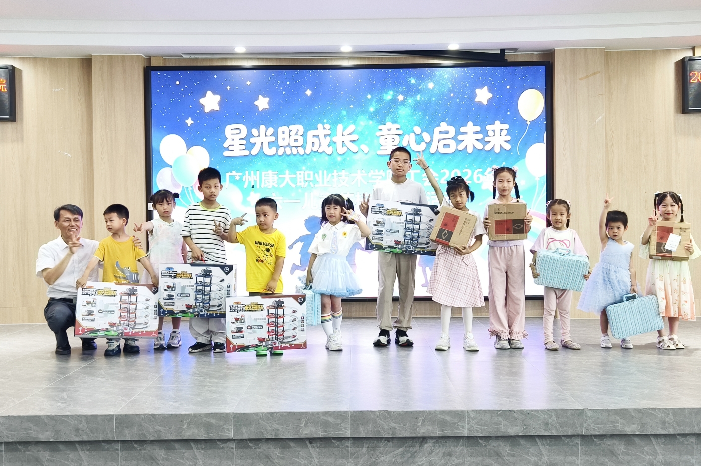 卓书记为孩子们颁发礼品_副本.jpg